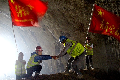 1559199097756443.jpg 北京延崇項目松山特長隧道右洞1#-2#斜井段順利貫通 (3).jpg