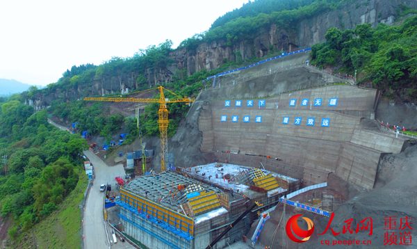 人民網(wǎng)報(bào)道：新田長(zhǎng)江大橋最大規(guī)模澆筑工序順利完工