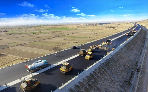 1589782630374102.jpg 甘肅景中路面一標項目瀝青上面層鋪筑順利過半.jpg