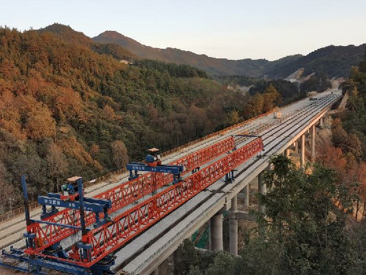 1590477141367331.jpg 莆炎A6項(xiàng)目橋梁右線貫通2~1.jpg