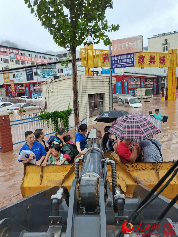 人民網報道：“我們是附近修路的央企，莫慌！”                                                                                                                                                                                             